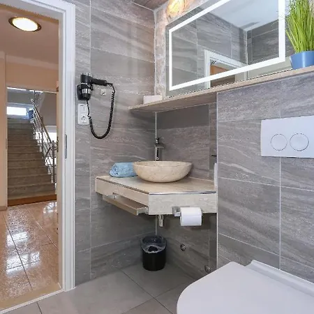4 Modern Und Stilvoll Mit Balkon In Strandnaehe Lägenhet Zaton (Zadar)